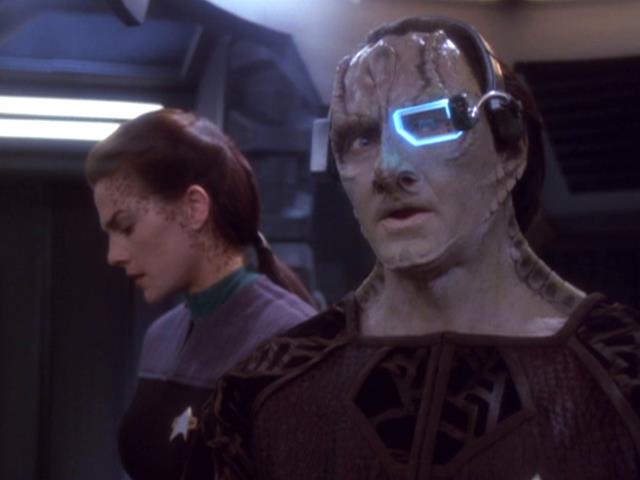 Garak operates the Jem'Hadar virtual display headset